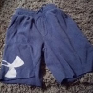 Kids Under Armour shorts sz M